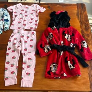 Girls 2-t/3-t pajama lot & bathrobe